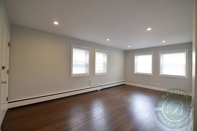 Foto del edificio - 6120 N Kenmore Ave