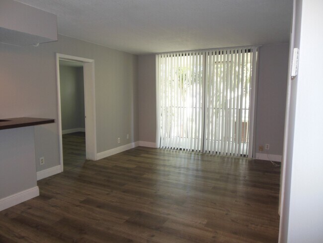 Foto del edificio - TWO BEDROOM TWO BATHROOM! WATERFRONT COMMUNITY