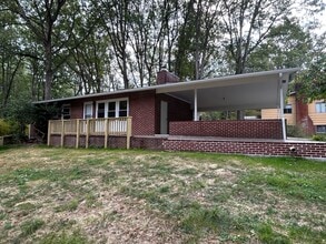 Building Photo - 1904 N Oak Ln