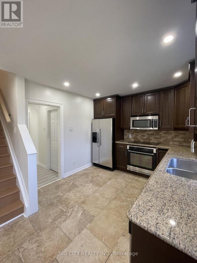 Building Photo - 741 Hillview Crescent