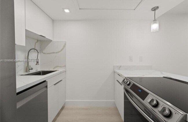 Building Photo - 777 SW 9th Ave