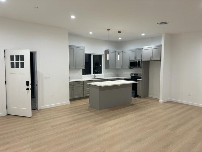 Building Photo - 3 Bedroom 2 Bathroom Single Home with Gara...