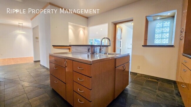 Building Photo - Modern 4 Beds, 3.5 Baths Single- Family | ...