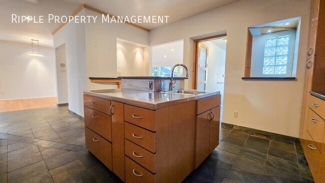 Photo du bâtiment - Modern 4 Beds, 3.5 Baths Single- Family | ...