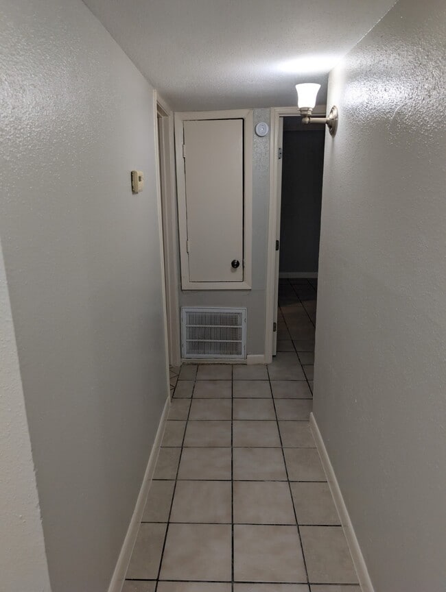 Building Photo - 7200 Clarewood Dr