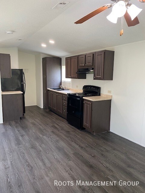 Building Photo - 1 bedroom mobile home available