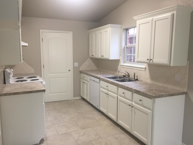 Building Photo - 116 Greentree Dr