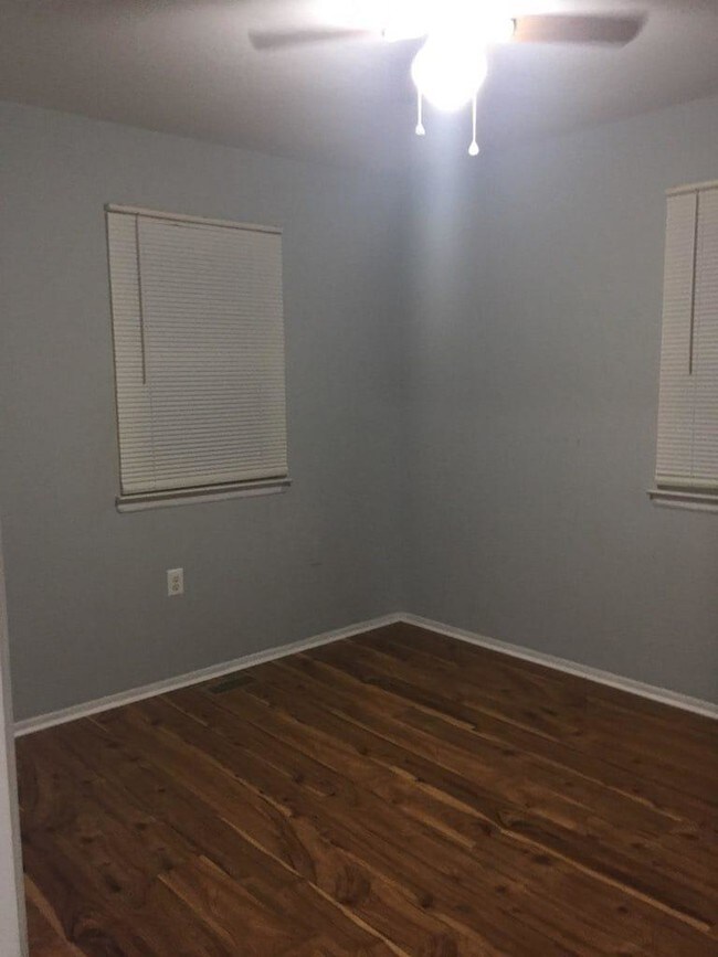 Foto del edificio - 8221 Tomlinson Ct