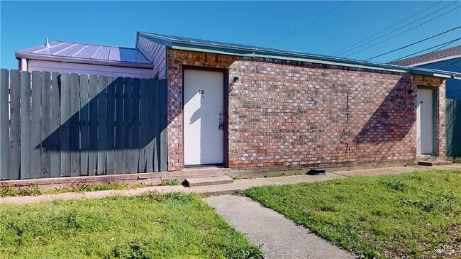 Building Photo - 725 Peppertree Dr