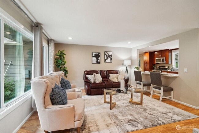 Building Photo - Spacious 3 Bedroom Home In Mountlake Terra...