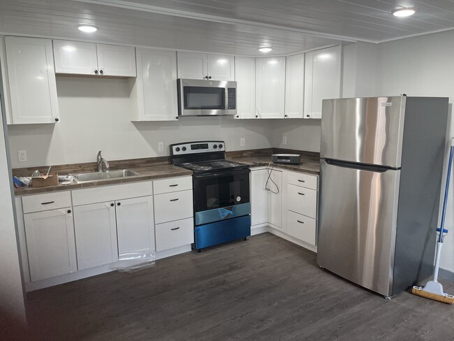 Kitchen - 12 Manor Ln