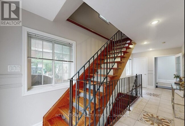 Building Photo - 6 English St