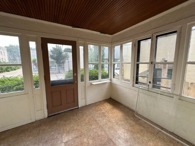 Foto del edificio - 2957 N Oakland Ave