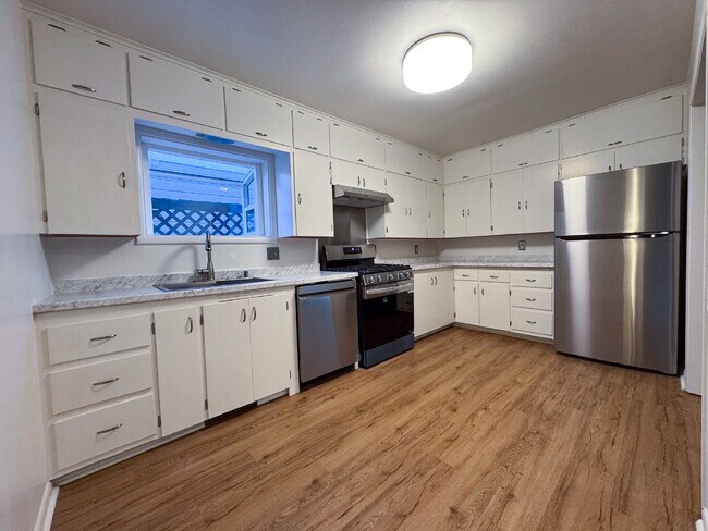 Foto del edificio - Freshly Updated 4-Bed Retreat Centrally Lo...