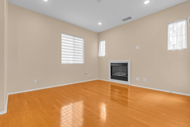 Building Photo - 51 Danbury Ln