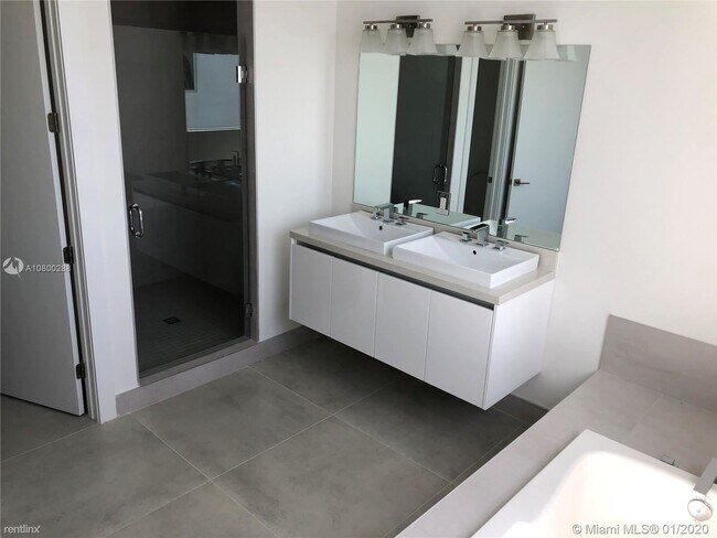 Foto del edificio - 5 br, 5 bath  - 9776 NW 75th St