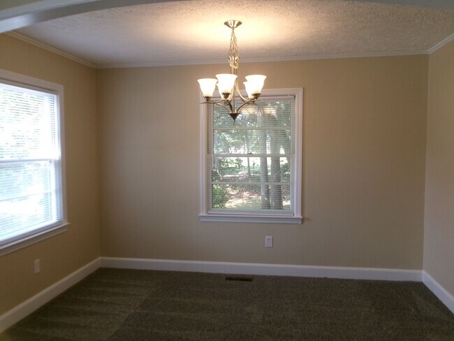 Foto del edificio - 3 bedroom, 1 bath home conveniently locate...
