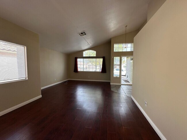 Building Photo - Sweet and warm one story single family house