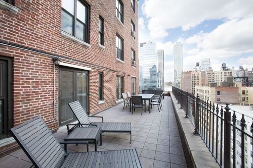Building Photo - 210 W 70th St