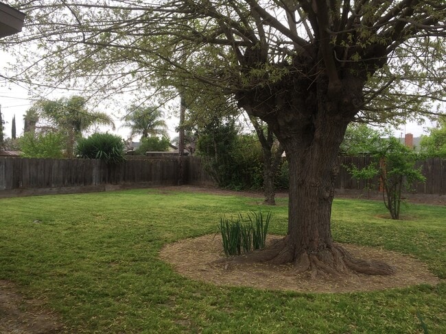 Building Photo - 3 BEDROOM HOUSE! APPLY NOW!!