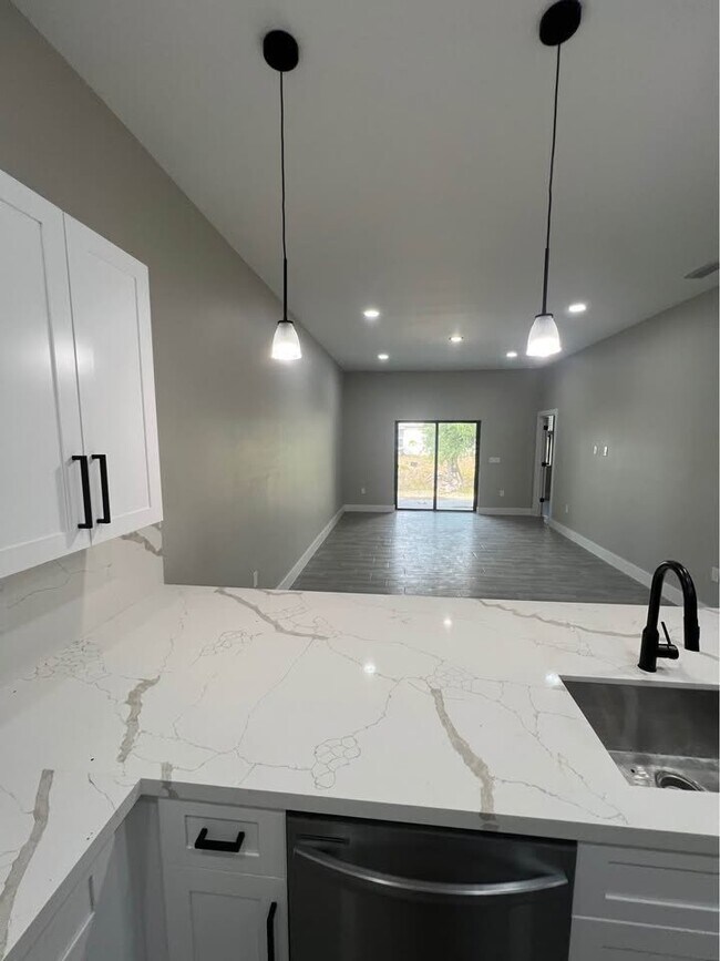 Foto del edificio - 743 Meadow Rd
