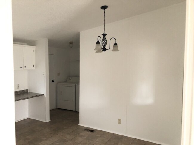 Building Photo - 425 Busy Bee Road