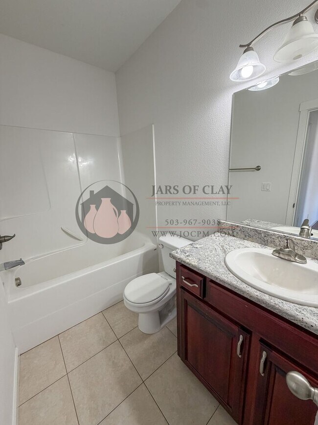 Foto del edificio - Modern West Salem Home: Central AC, 2-Car Garage & Washer/Dryer