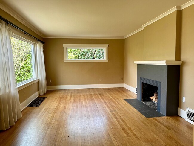 Building Photo - North End 2+ bd, 1 ba, close to Hospitals & UPS!  $2495