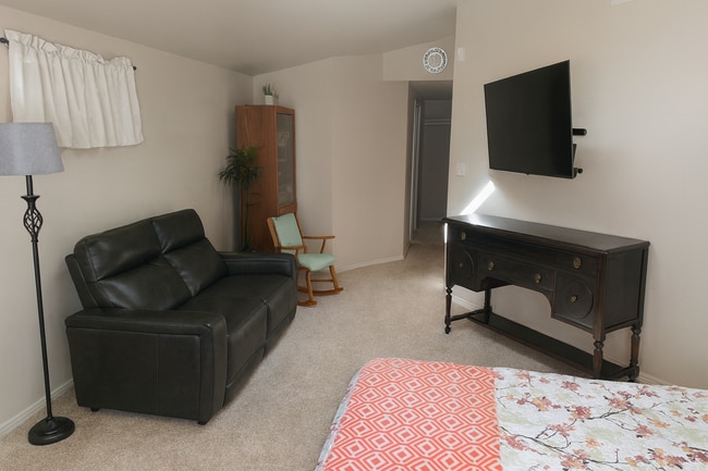 Building Photo - 5336 Winthrop St