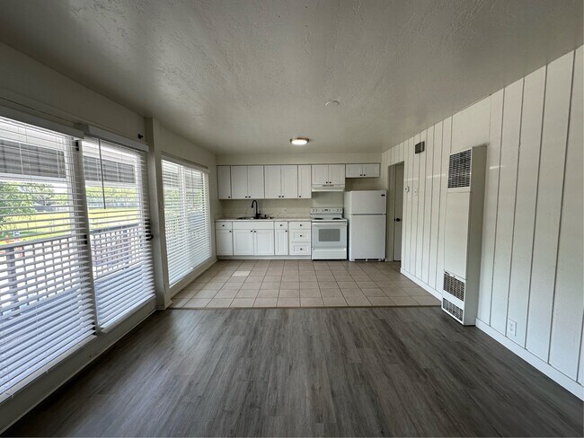 Foto del edificio - 951 N Redwood Rd