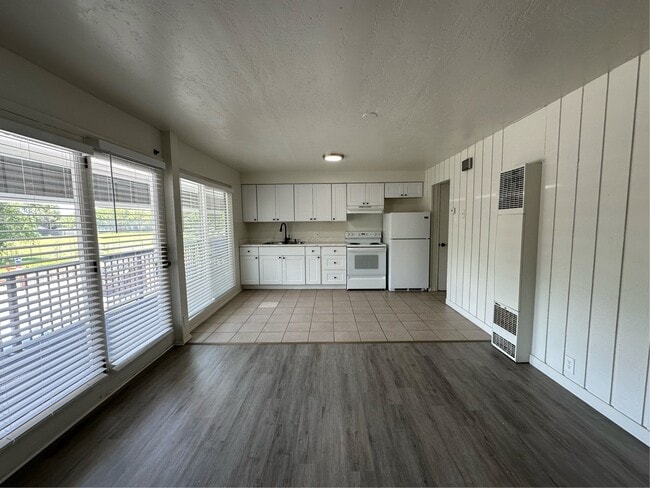 Building Photo - 951 N Redwood Rd