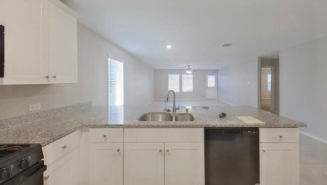 Foto del edificio - MOVE IN READY