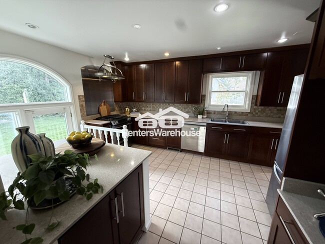 Building Photo - 4555 Highland Dr.