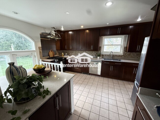 Foto del edificio - 4555 Highland Dr.