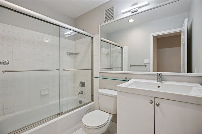 Foto del edificio - Spacious 2BR/2.5BA Townhouse-Style Condo in Gated Mount Pleasant Community