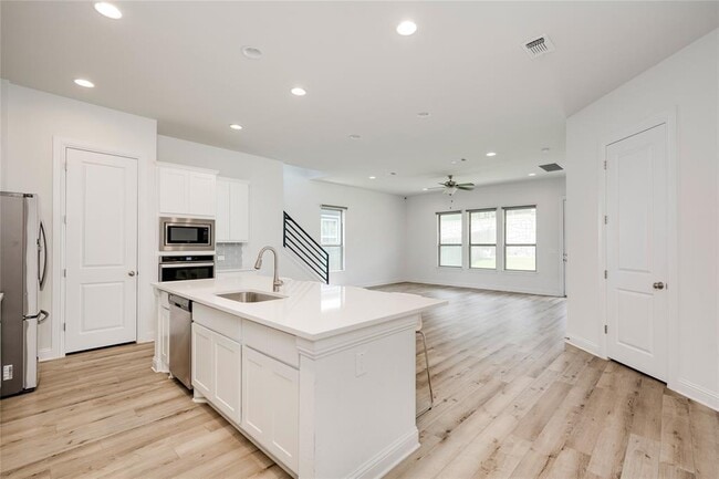 Building Photo - 9813 Evening Canopy Dr
