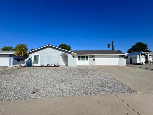 Building Photo - Charming Upgraded 2 Bedroom, 2 Bath Home i...