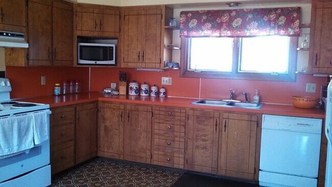 Building Photo - Spacious, Family Friendly, In-Town Home