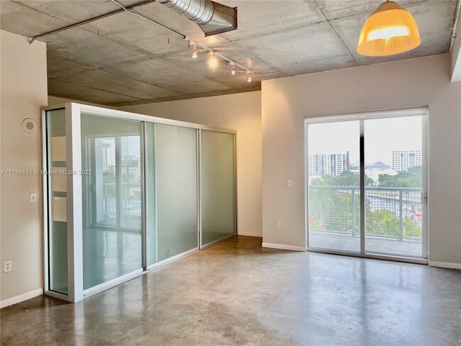 Foto del edificio - 10 SW South River Dr