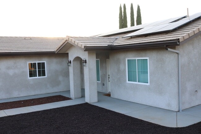 Building Photo - 15924 Plum Ct