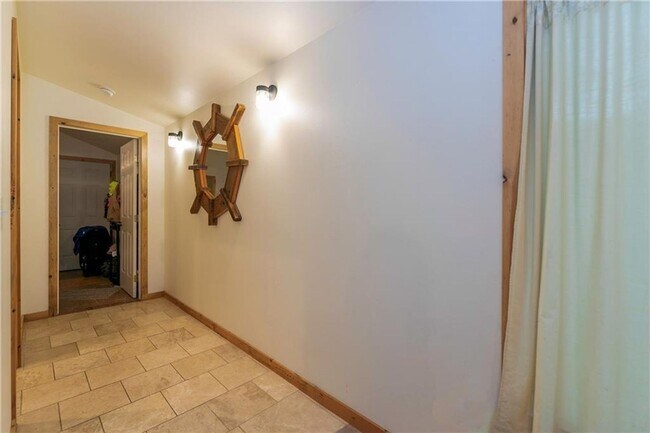 Building Photo - Cozy Downtown Cottage