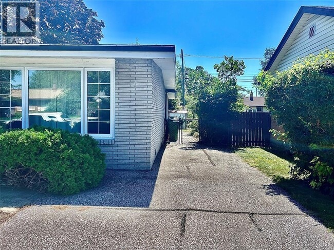 Building Photo - 1669 Cherrylawn Crescent