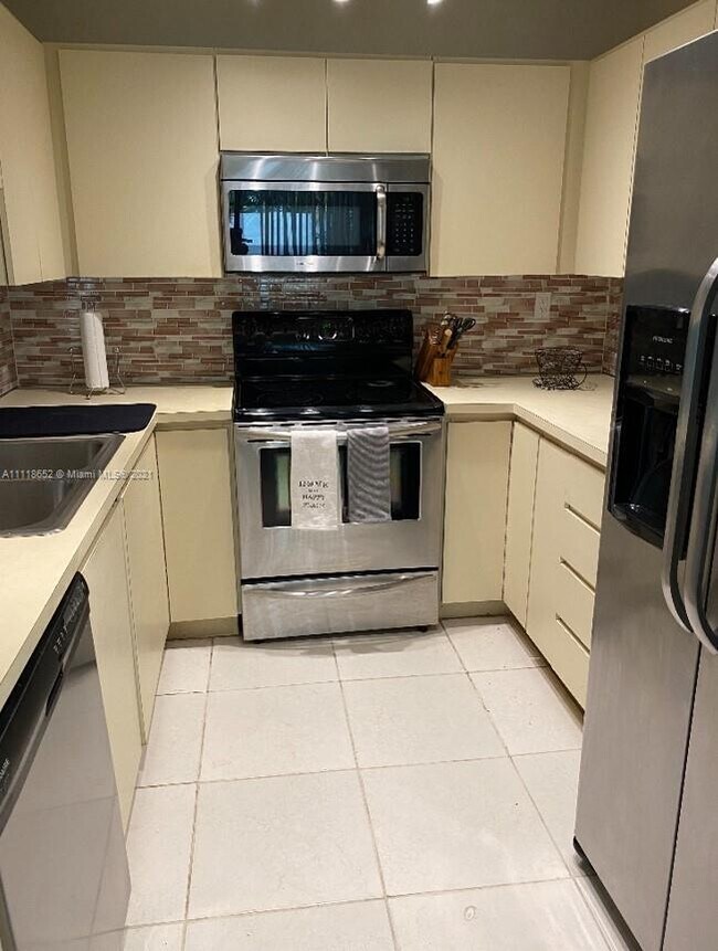 Building Photo - 10327 NW 9th St Cir  2-7 Miami Fl 33172