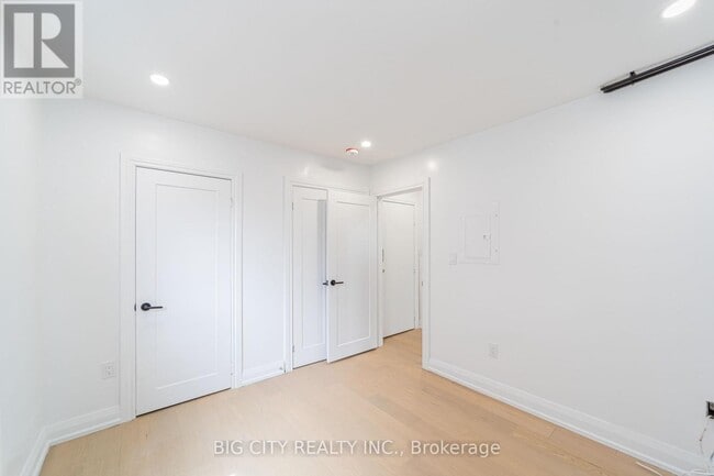 Building Photo - 69 Oakwood Ave