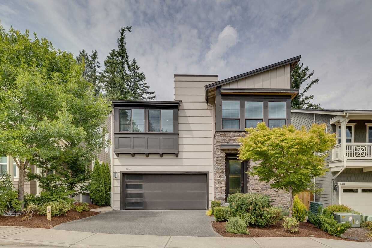 Primary Photo - Beautiful 4 bedroom home in Canterbury Par...