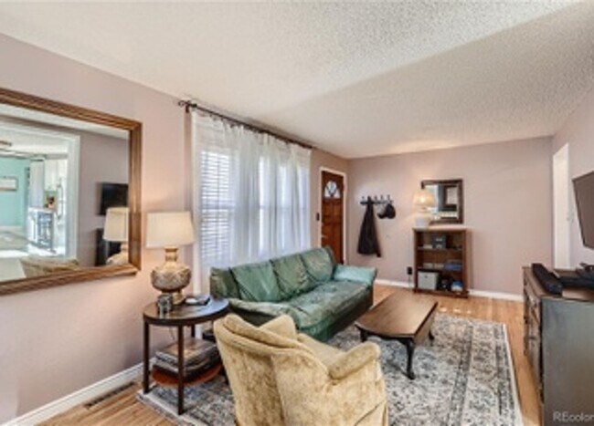 Foto del edificio - Great Location!  Updated Bungalow 2 bed, 1 bath with a bright open floor plan, plenty of natural ...