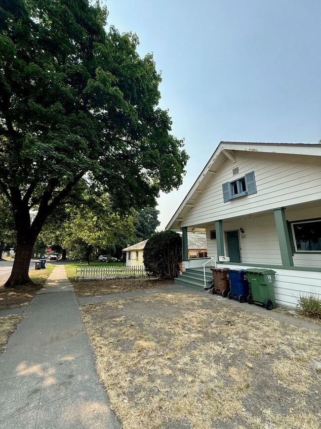 Building Photo - 1520 W 11th Ave