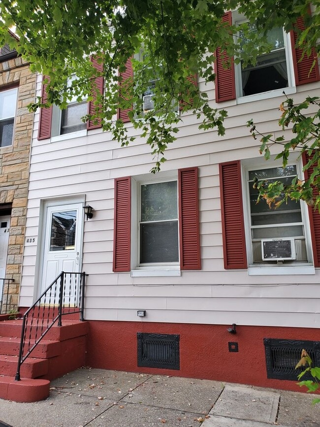 Building Photo - 435 Walnut St