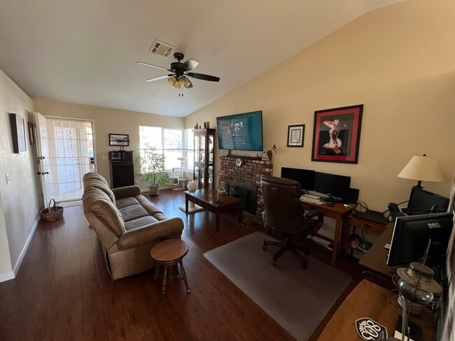 Building Photo - 212 Oak Meadow Ln