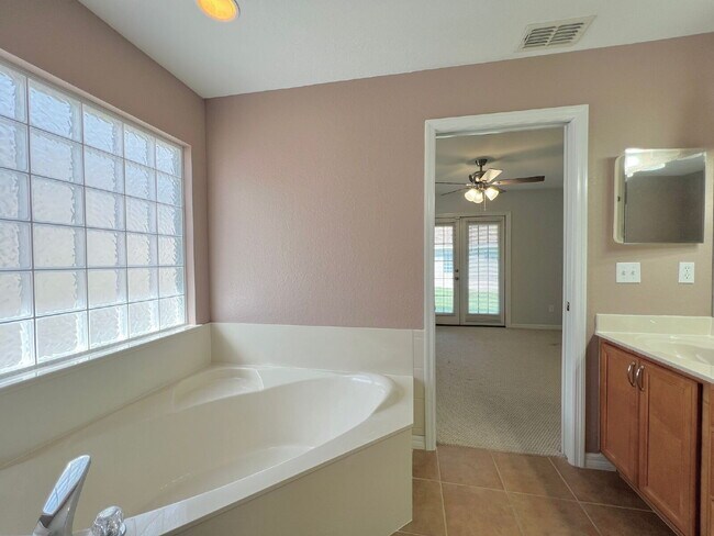 Foto del edificio - Beautiful 3 BD 2 BATH Home in Gated Community